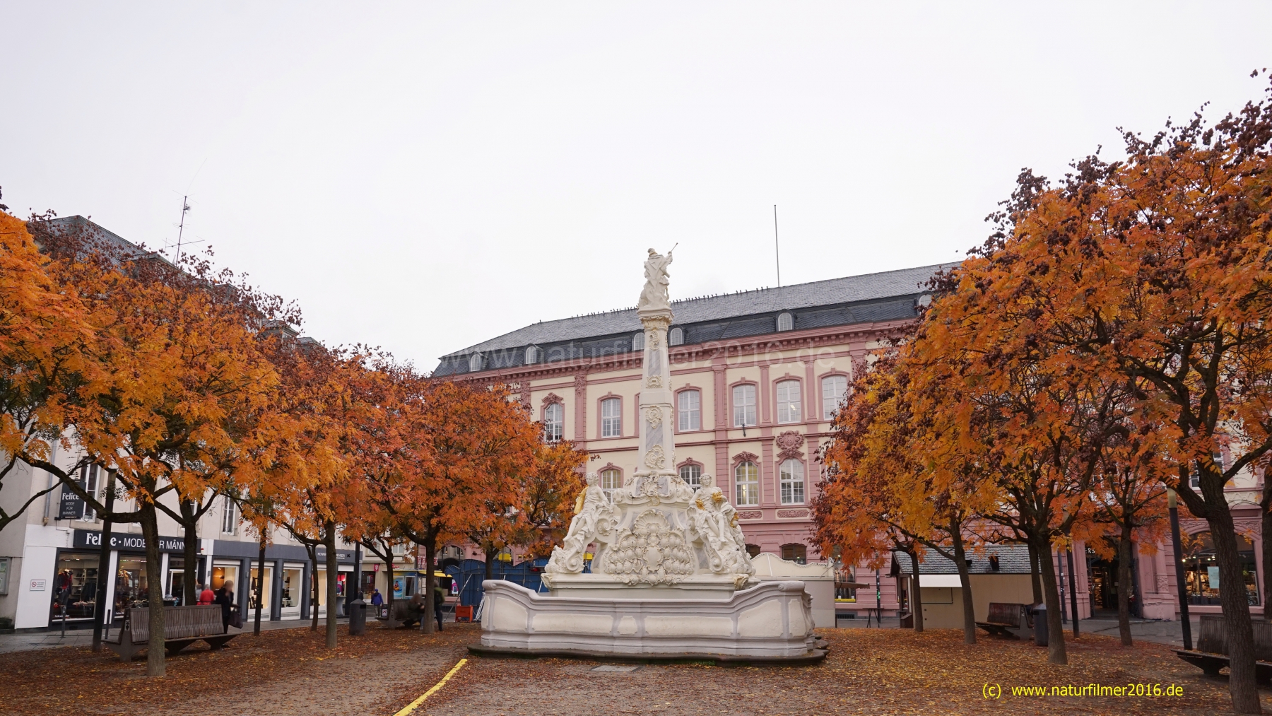 20201023_trier_kornmarkt_StGeorgsBrunnen_DSC04571_5000_16x9_meta