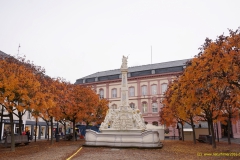20201023_trier_kornmarkt_StGeorgsBrunnen_DSC04571_5000_16x9_meta