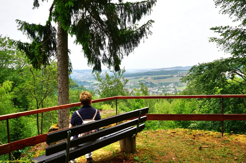 Ruhebank bein Rundwanderweg 3 mit Blick auf Serrig und das Kasteler Plateau