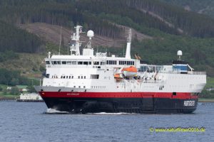 Schiff "Versteralen" der Hurtigruten-Linie bei der Einfahrt nach Stokmarknes, Norwegen