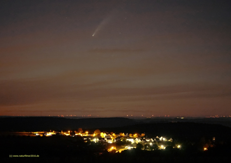 Komet Neowise am 12.7.2020 über den Horizont über der Ortslage Kastel-Staadt, Ortsteil Kastel